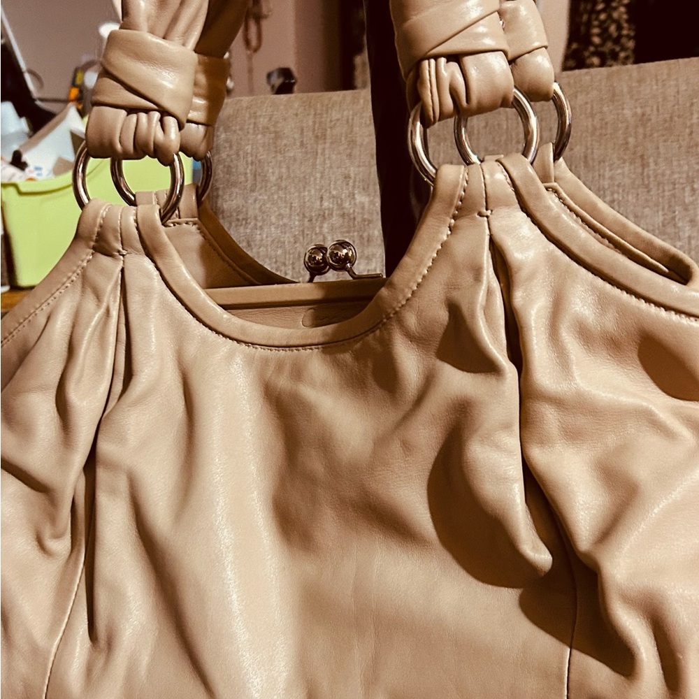 (1COACH Carry All Kiss Lock Tan and pink Hobo.style #13437 in good condition.